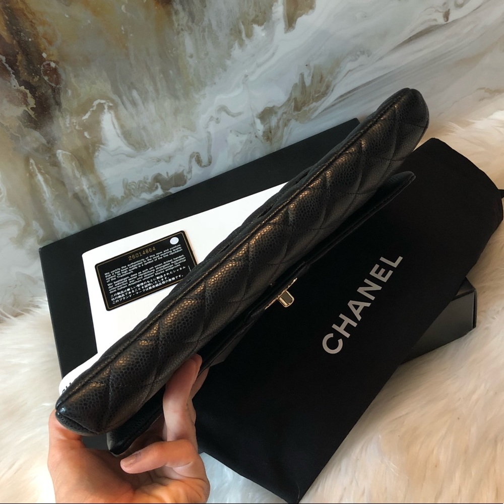 Chanel 18S Black Caviar CC Turnlock Flap Clutch - Picture 5 of 8